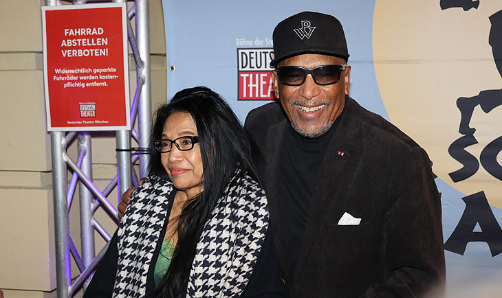  "Schuh des Manitu" im Deutschen Theater am 14.10.2021: Ron Williams mit Frau auf dem roten Teppich (©Foto: Martin Schmitz)